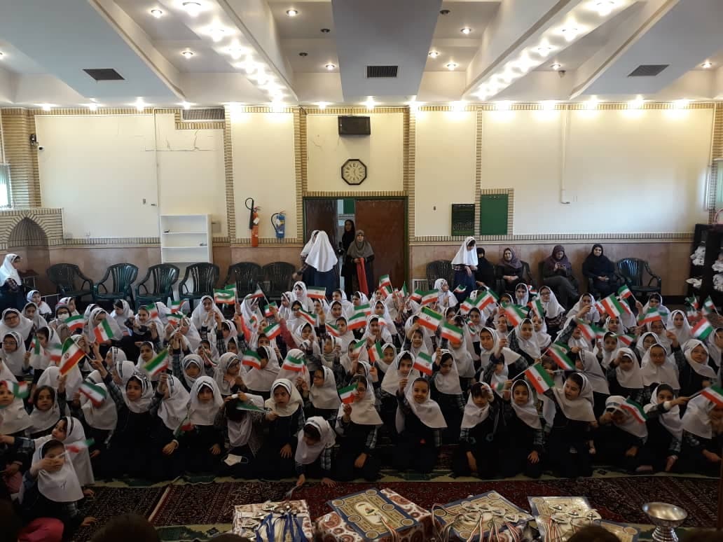 جشن پیروزی انقلاب اسلامی و تقدیر از شرکت کنندگان مسابقه روزنامه دیواری و اجرا کنندگان در مراسم